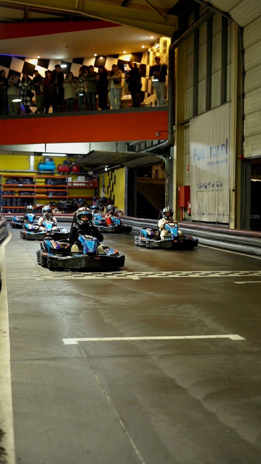 Karts em pista no Speedkart