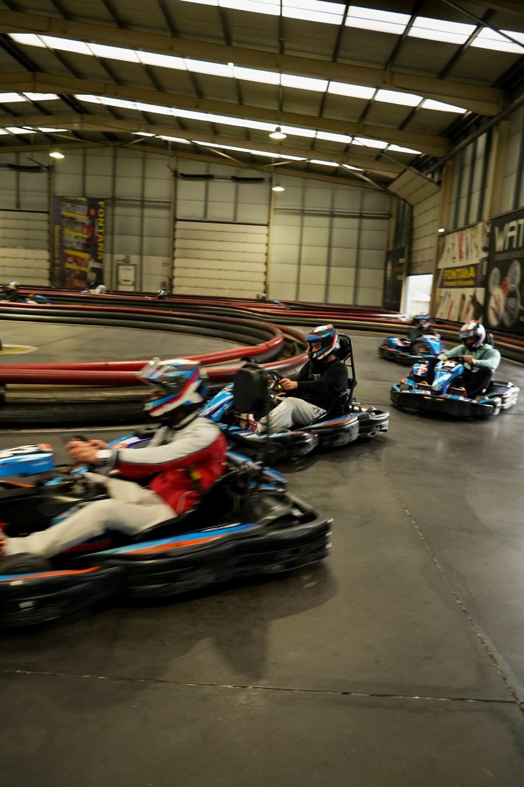 Karts em corrida no Speedkart Indoor Fafe
